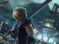 Cloud Strife, con su gran espada, se alza sobre una ciudad futurista en el **Final Fantasy VII Remake**.