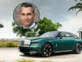 Zielony Rolls-Royce Spectre na tle drzew i budynku, z portretem mężczyzny w okręgu.