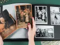 Ręce układają stare fotografie w albumie, pokazując, jak skanować zdjęcia i zachować wspomnienia.