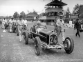 Tazio Nuvolari, leggenda dell'automobilismo, con la sua Alfa Romeo numero 24, pronto a sfrecciare.