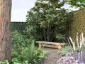 En lugn plats i trädgården med en träbänk, frodig grönska och en mur av murgröna. Perfekt skogstomt inspiration för avkoppling.