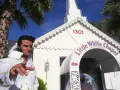 Elvis w białym stroju pozdrawia przed kaplicą "Little White Chapel" w Las Vegas, gdzie można wziąć ślub.