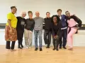 Grupa ludzi w studio tańca, gotowa do zajęć z muzyką funk.