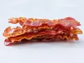 Ein Stapel knusprig gebratener Bacon-Streifen, bereit zum Genuss.