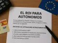 Documento sobre el ROI para autónomos, con un NIF español y la bandera de la UE. Explica el registro de operadores intracomunitarios.