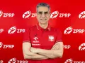 Trenerzy reprezentacji Polski w piłce ręcznej, w tym nowy selekcjoner, pozują na tle czerwonej ściany z logo ZPRP.
