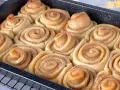 Frisch gebackene Zimtschnecken im Blech, bereit für das Zimtschnecken Rezept Original. Saftig und duftend.