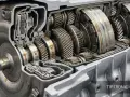 Przekładnia multitronic Audi w przekroju, ukazująca skomplikowany mechanizm kół zębatych i sprzęgła. Klasyka inżynierii.