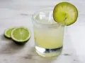 Orzeźwiająca margarita z solą na brzegu szklanki i plasterkiem limonki. Idealny przepis na margarita!