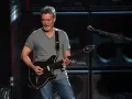 Eddie Van Halen, uznawany za najlepszego gitarzystę świata, gra na scenie.