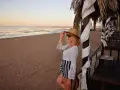 Kobieta w kapeluszu i okularach przeciwsłonecznych na plaży w Hurghadzie. Czy w Hurghadzie jest bezpiecznie? Tak, wygląda na to, że tak!