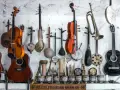 Vielfalt an Instrumenten: Gitarren, Geigen, Trommeln und mehr. Hier findet man Musik ohne Gesang, die zum Spielen einlädt.