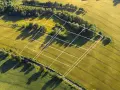 Działki rolne podzielone białymi liniami, widok z lotu ptaka. Przydatne do przeglądania na **lista geoportali**.