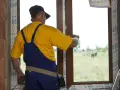 Jak zamontować okno w drewnianym domu - uniknij najczęstszych błędów