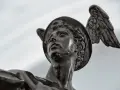 Posąg Merkurego w Pannie, z uskrzydlonym hełmem i zadumanym spojrzeniem, zdaje się obserwować niebo.