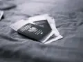 Polskie paszporty leżą na tkaninie, symbolizując długi pobyt w Polsce i plany na pobyt za granicą.