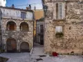 Antico borgo in pietra, con archi e balcone in ferro battuto. La **pretoro altitudine** offre scorci suggestivi tra vicoli acciottolati e case antiche.