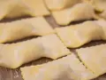 Tortelli di patate ricetta toscana: pasta fresca fatta in casa, pronta per essere cucinata e gustata.