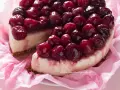 Deliziosa cheesecake alle ciliegie, con una base croccante e una crema vellutata, ricoperta da ciliegie succose e lucide.