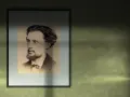 Portret Adama Chmielowskiego, artysty znanego z głębokich, religijnych obrazów. Jego spojrzenie zdaje się przenikać przez czas.