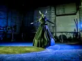 Postać w masce z rogami i długiej sukni na scenie. Świetny przykład na imprezy tematyczne, jak z baśni.
