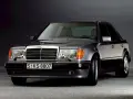 Klasyczny Mercedes W124 w ciemnym kolorze, z charakterystyczną atrapą chłodnicy i reflektorami. Ten model słynie z niezawodnych silników.