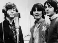 John, George und Paul im Studio, als ob sie back in the USSR wären, mit Kopfhörern und Mikrofon.