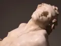 Rzeźba z marmuru przedstawiająca męskie ciało w dramatycznej pozie, dzieło Gian Lorenzo Bernini.
