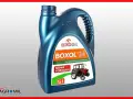 Niebieski kanister oleju hydrauliczno-przekładniowego Boxol 26 Orlen Oil z wizerunkiem traktora.