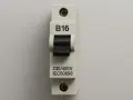 Wyłącznik nadprądowy B16, idealny jako bezpiecznik do gniazdek. Zapewnia ochronę instalacji 230/400V.