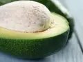 Idealny moment na guacamole, kiedy awokado jest dojrzałe. Miękki, kremowy miąższ i duża pestka.