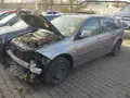 Szary kombi z otwartą maską, widoczny silnik i uszkodzony przód. Idealny, by dowiedzieć się, jak sprzedać auto na części.