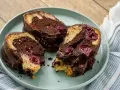 Saftiger Marmorkuchen mit Kirschen, überzogen mit Schokolade, auf einem Teller angerichtet.