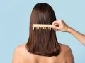Peinando el cabello castaño para lograr un texturizado pelo perfecto.