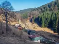 Góry Sowie zachęcają do wędrówek. Malownicze chatki i lasy wzdłuż szlaków tworzą sielski krajobraz.