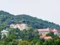 Kalwaria Zebrzydowska, malowniczo położona wśród zielonych wzgórz, to sanktuarium otoczone lasem.