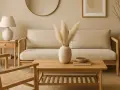 Soggiorno con pareti tortora sabbia, divano beige, tavolino in legno e sedia in paglia.