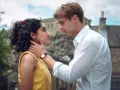 Un uomo con camicia bianca sfiora il viso di una donna con abito giallo, un momento intimo che potrebbe cambiare tutto in questa serie "One Day".