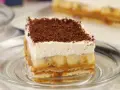 Pyszny kawałek Banoffee Pie z bananami, karmelem i bitą śmietaną, posypany czekoladą. Idealny przepis na deser.