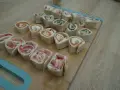 Petits roulés de wrap froid, parfaits pour un apéritif facile. Saumon, fromage frais et herbes se marient à merveille dans cette recette.