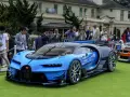 Niebieski Bugatti Veyron z numerem 16 na masce, otoczony tłumem ludzi robiących zdjęcia, na tle eleganckiego budynku.