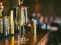 Dwa kieliszki musującego drinka z maliną na wierzchu. Idealne na domowe przyjęcie, inspiracja do drinki przepisy domowe.