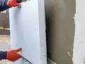 Installazione di pannelli Depron per isolamento termico. Le opinioni su questo materiale sono positive per la sua efficacia.