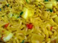 Fideuà con trozos de pimiento rojo y verde, y patata. Una deliciosa fideua receta lista para disfrutar.