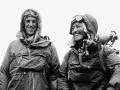 Triumf! Edmund Hillary i Tenzing Norgay po pierwszym zdobyciu Mount Everest. Uśmiechnięci zdobywcy w sprzęcie tlenowym.