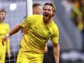 Jugador del Bodø/Glimt celebra un gol con euforia. Su equipo lucha por buenas posiciones.