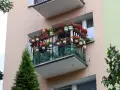 Kwiaty na balkonie z wielkiej płyty. Czy to odzwierciedla prawdziwe koszty dobudowy zewnętrznych balkonów do bloków z wielkiej płyty?