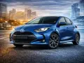 Niebieski Toyota Yaris na tle miasta nocą. Sprawdź aktualne toyota yaris - ceny i wybierz swój wymarzony samochód.