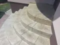 Kręcone schody z betonu stemplowanego imitującego kamień.