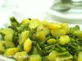 Patatas y espárragos verdes salteados, una de las recetas de esparragos verdes más sencillas y deliciosas.